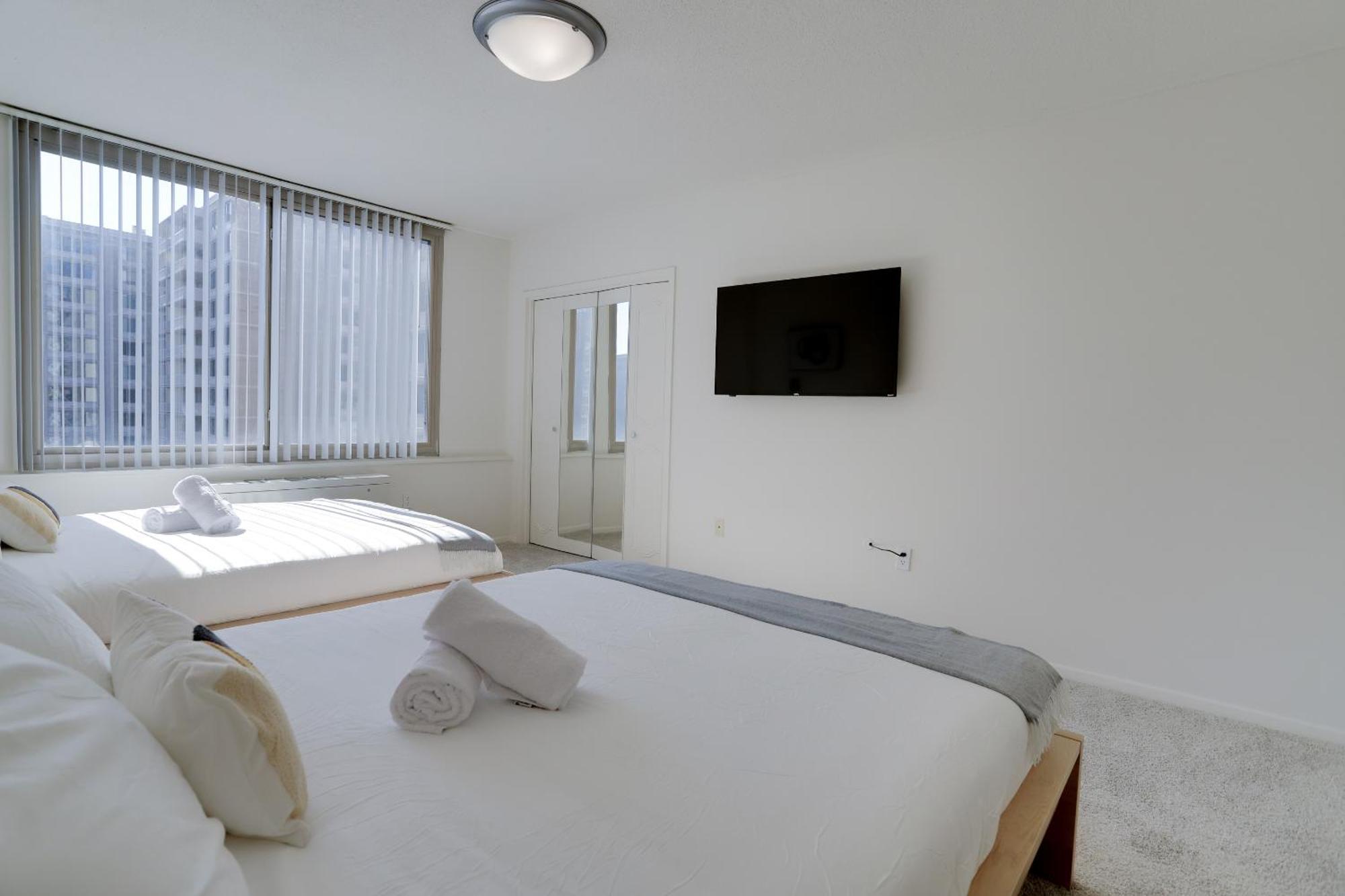 Sensational & Modern At Crystal Apartment