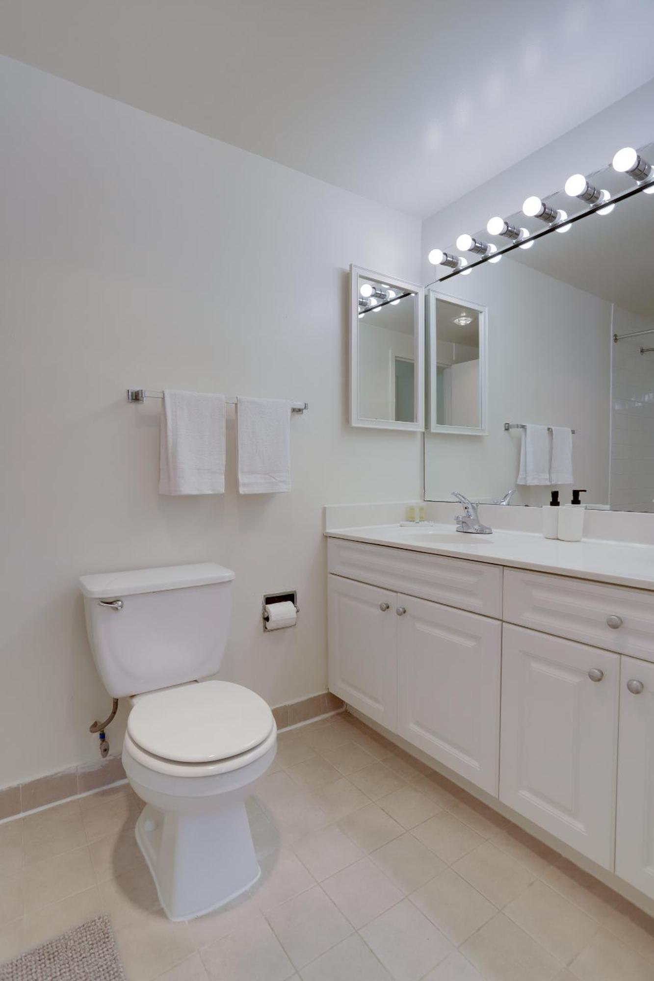 Sensational & Modern At Crystal Apartment