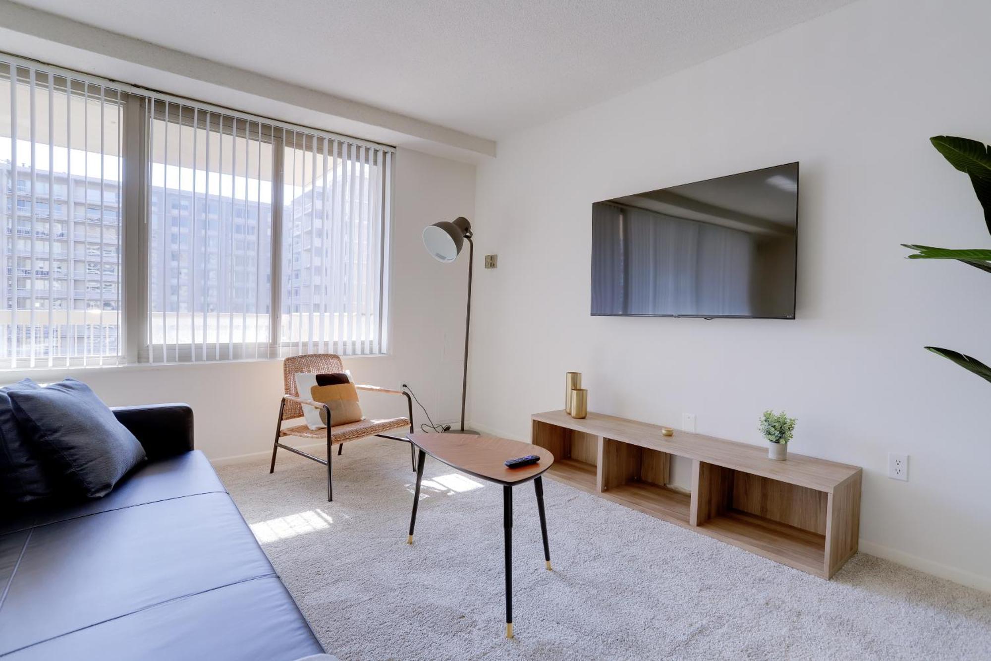 Sensational & Modern At Crystal Apartment *