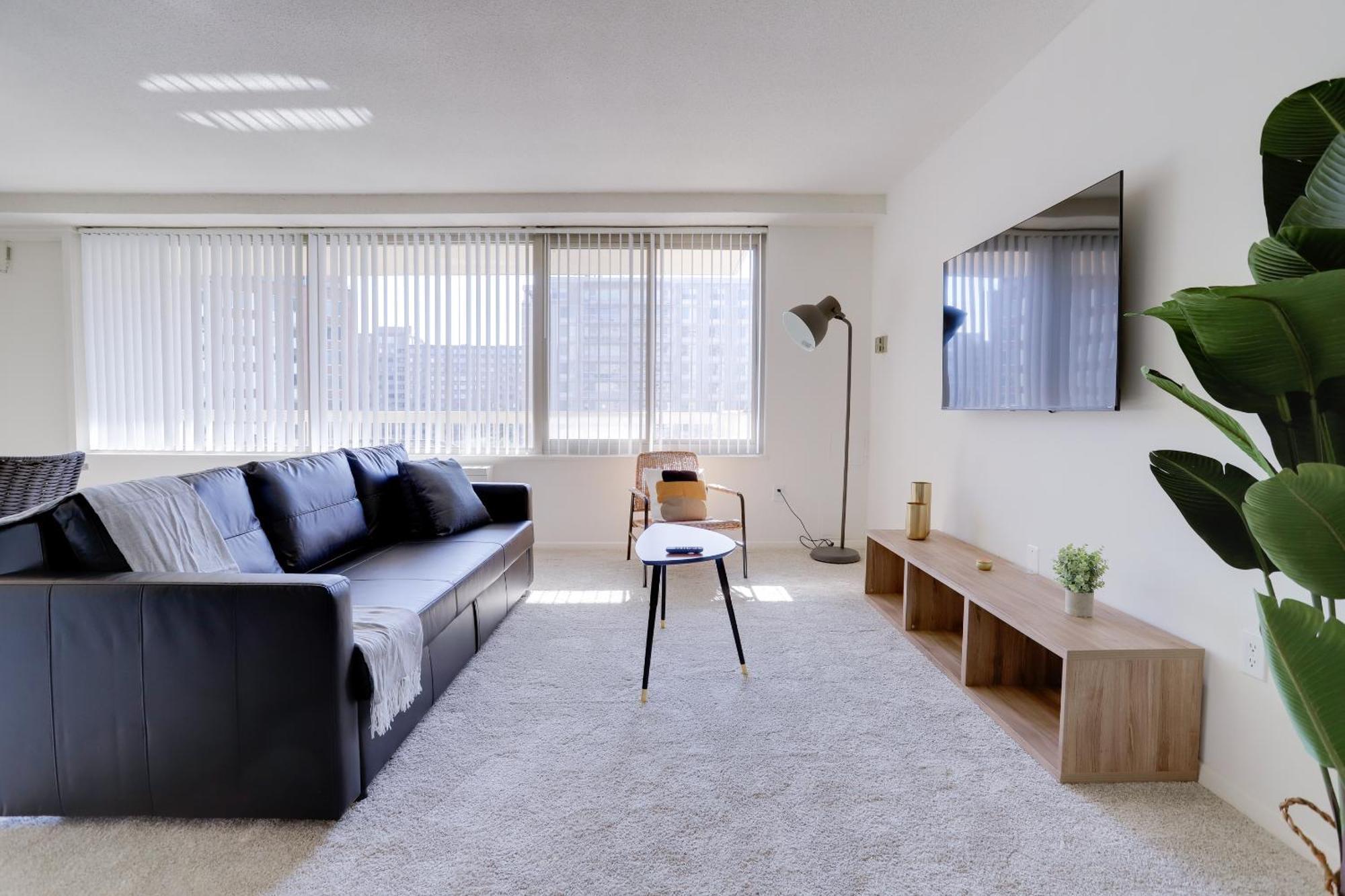 Sensational & Modern At Crystal Apartment