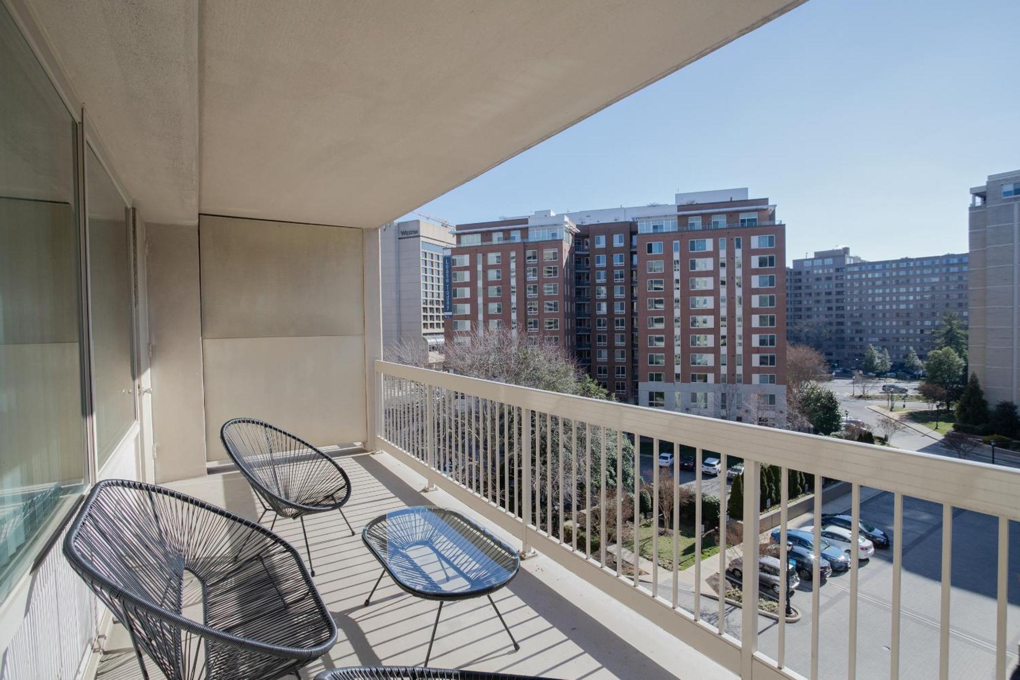 Apartment Sensational & Modern At Crystal Arlington