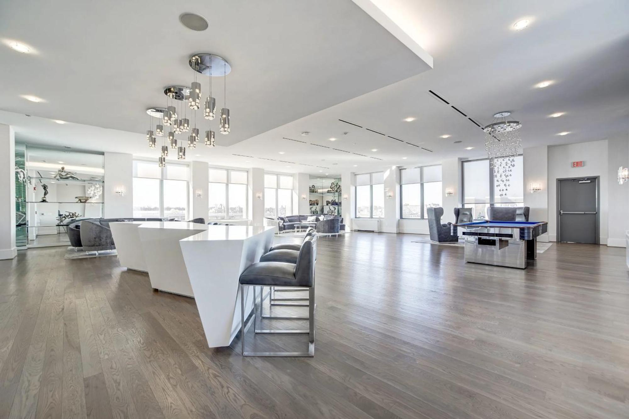 Sensational & Modern At Crystal Apartment *