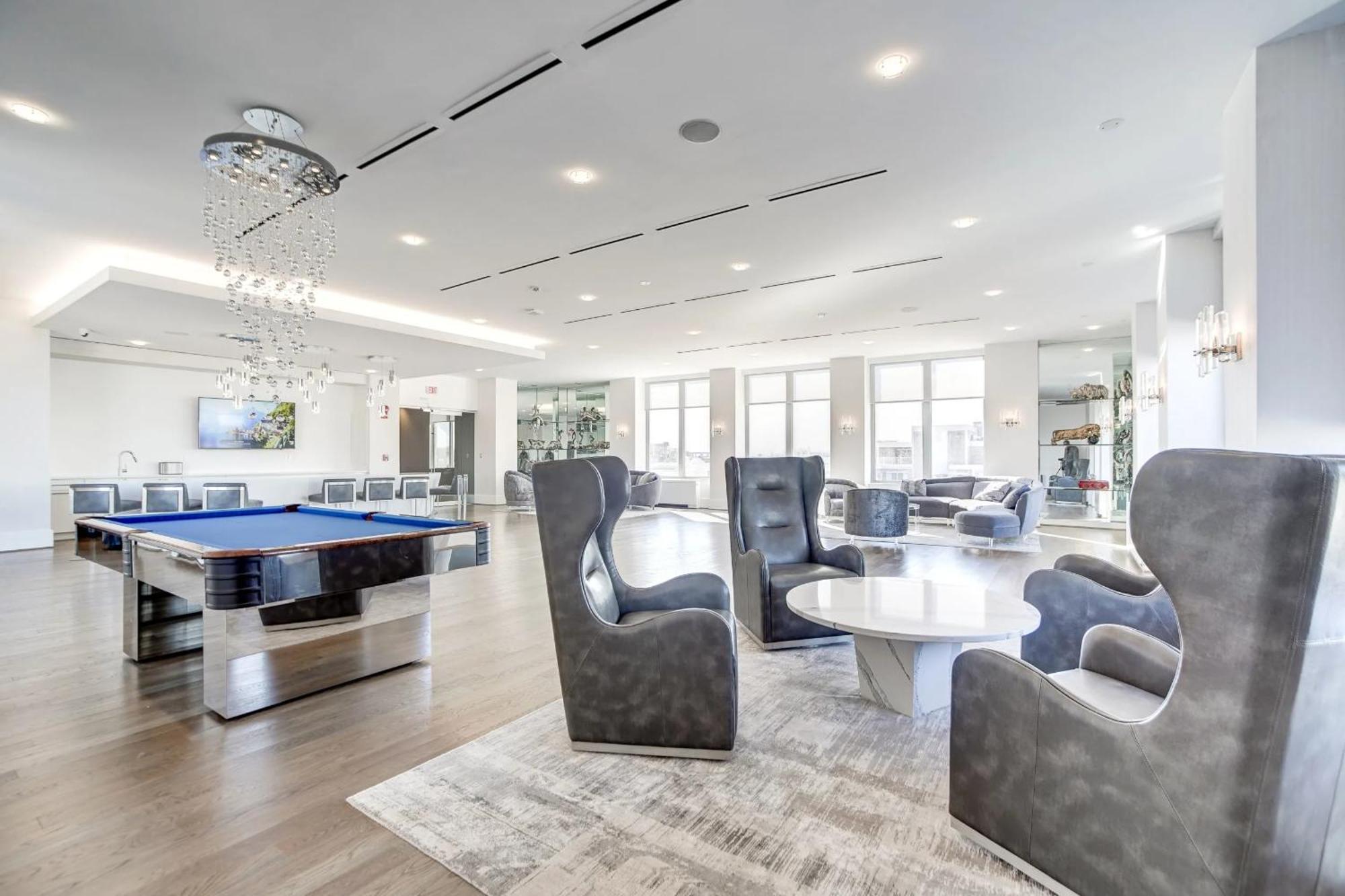 Sensational & Modern At Crystal Apartment Arlington